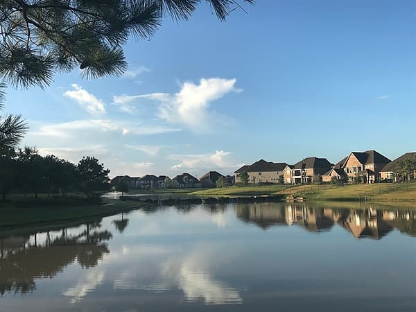 南Katy 高端湖景小区出租一个房间
