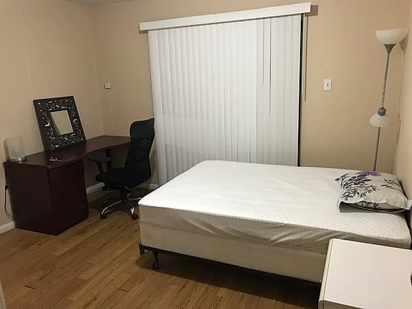 现在有空房间。不限男女欢迎看房